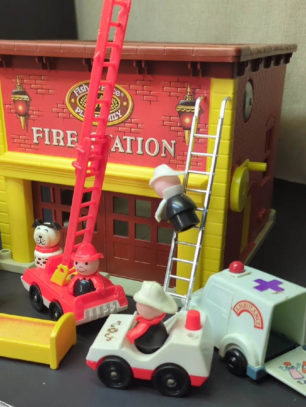 1979 VINTAGE WORKING FISHER PRICE PLAY FAMILY FIRE STATION #928 w/accessories - Picture 13 of 16